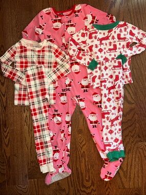 Size 5t bundle of 3 pairs of Christmas pajamas.